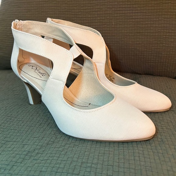 New LifeStride Giovanna 2 Almond Microfiber Women's Heels Size 7.5M Cream Pumps - Picture 15 of 16